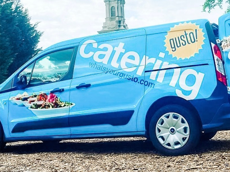 In 2021 we redesigned the fleet of gusto! catering vans. After redesigning the gusto!